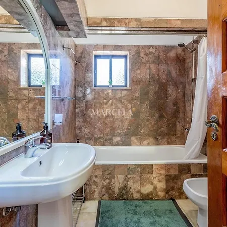 3-bedroom With Pool, Monte Sao Pedro -luz Сasa de vacaciones