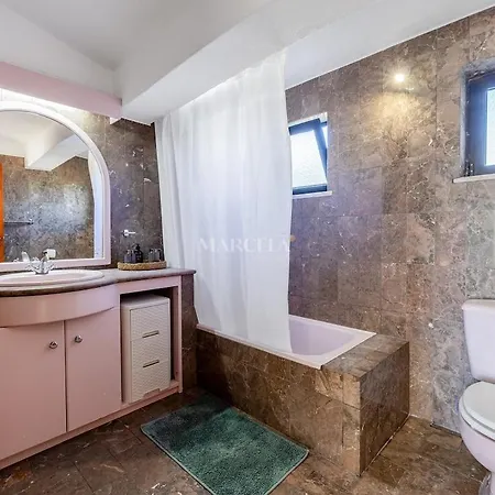 3-bedroom With Pool, Monte Sao Pedro -luz Сasa de vacaciones